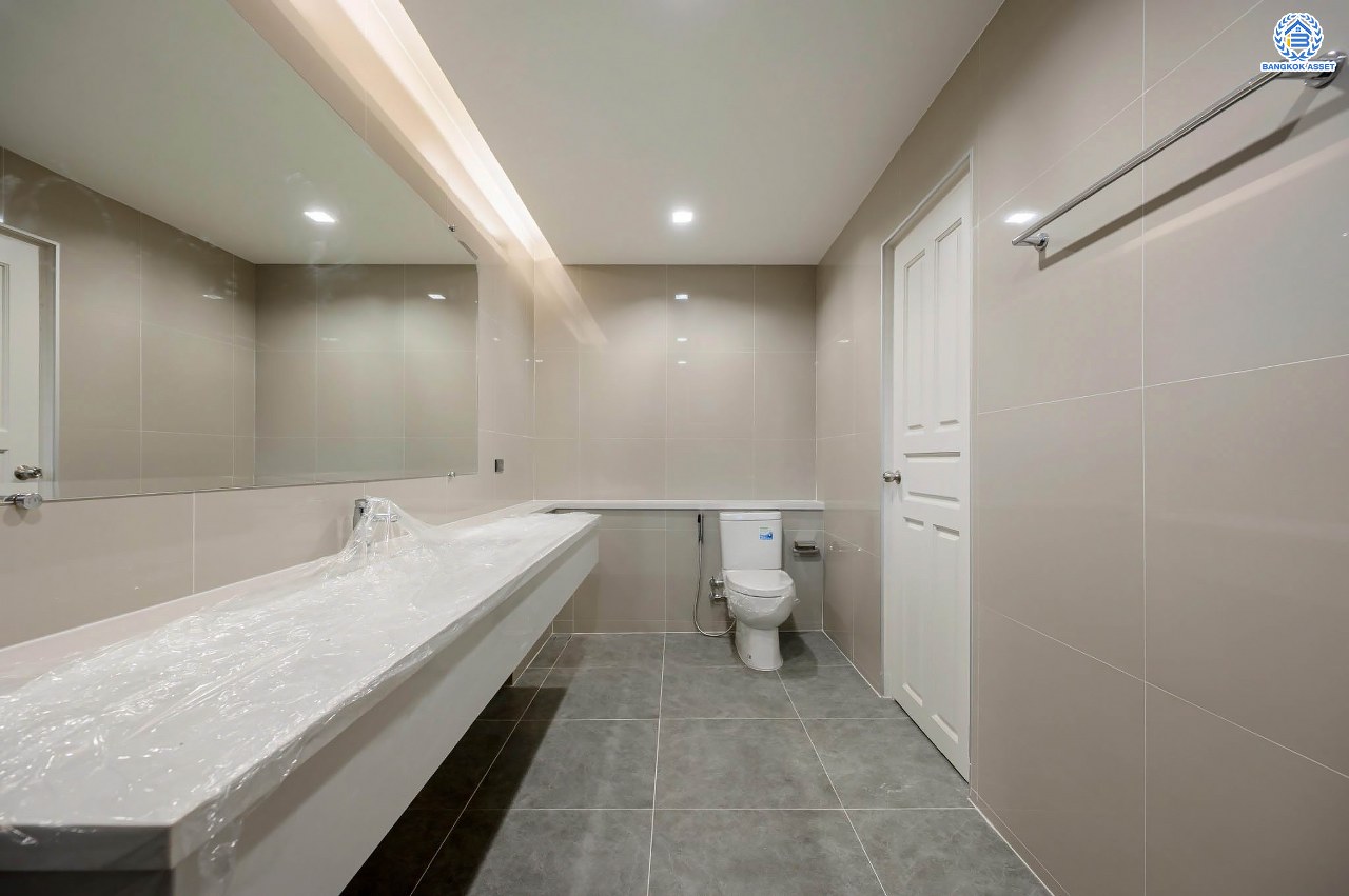 บ้านเดี่ยวฟิลคฤหาสน์มือสองตกแต่งใหม่ แบรนด์ LH ดีไซน์สุดหรูหรา โครงการ ลดาวัลย์ ปิ่นเกล้า เนื้อที่ 214 ตร.ว. บนพื้นที่ใช้สอยถึง 553.48 ตร.ม. ฟังก์ชันจัดเต็ม 4 ห้องนอน 5 ห้องน้ำ 1 ห้องอเนกประสงค์ 1 ห้องแม่บ้าน จอดรถได้ถึง 2 คัน ทำเลติดถนนบรมราชชนนี เชื่อมต่อหลายเส้นทาง ใกล้มหาวิทยาลัยมหิดล และเซ็นทรัลศาลายา